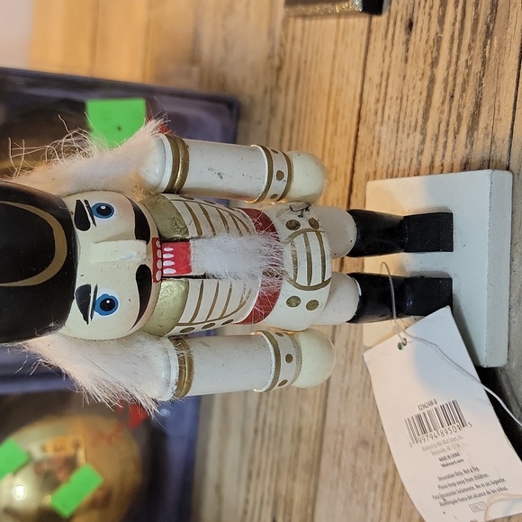 LOT OF 5 NUTCRACKERS!! - Picture 3 of 7